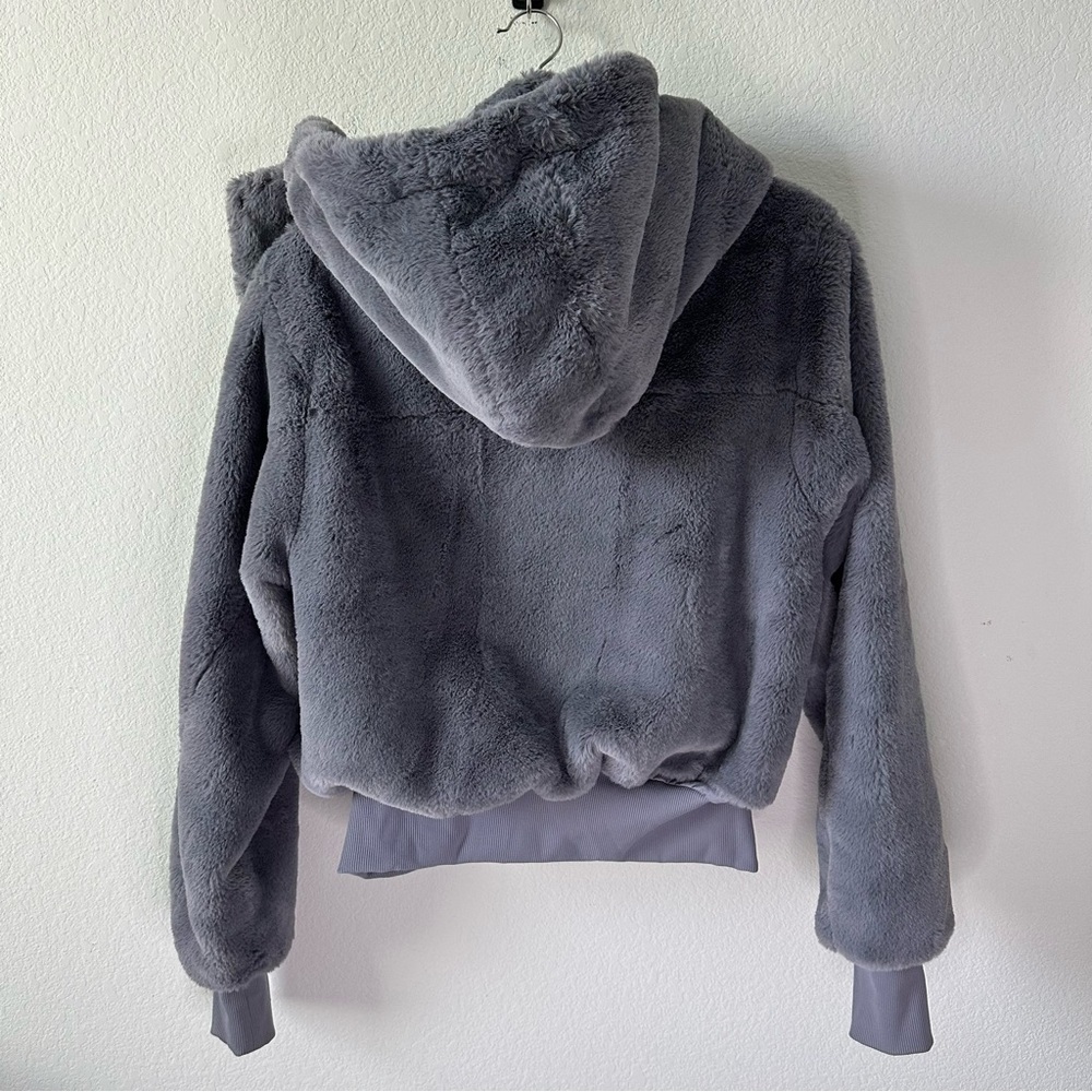 ALO YOGA FAUX FUR FOXY JACKET in FOG SZ S - Picture 11 of 11